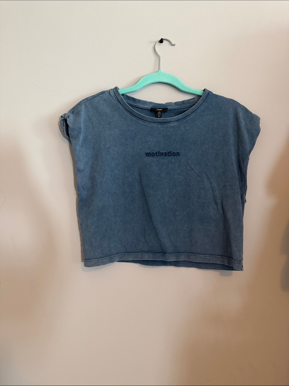 Mavi Blue 'Motivation' Cropped Tee